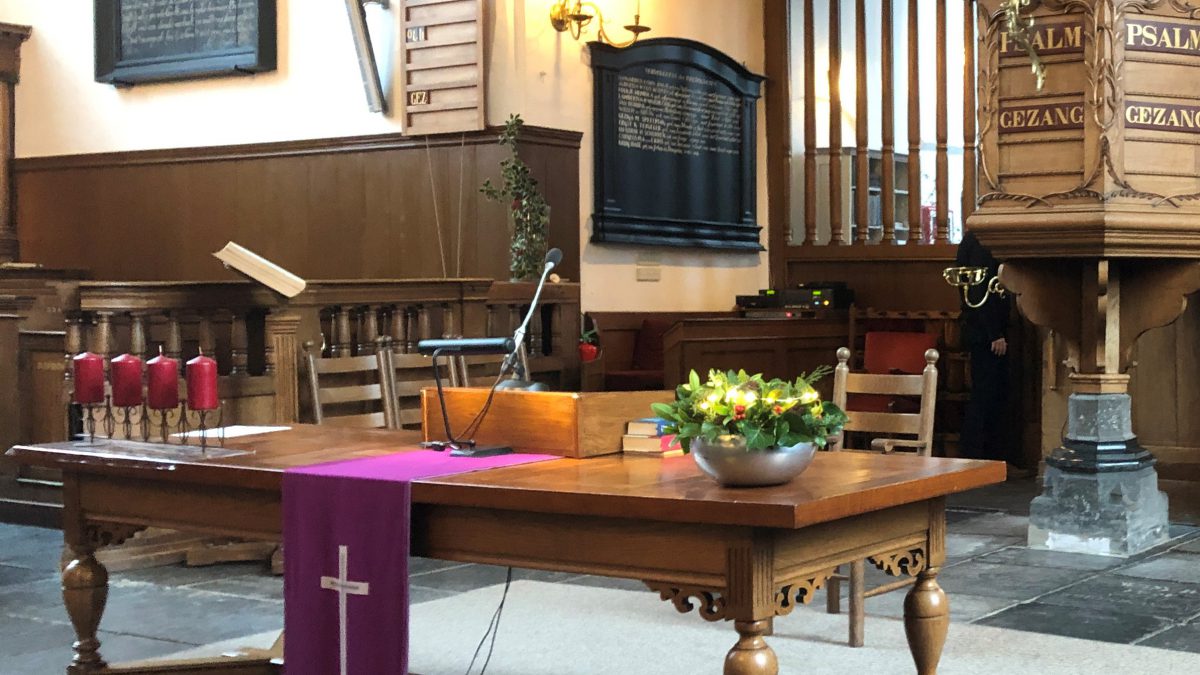 interieur kerk paars