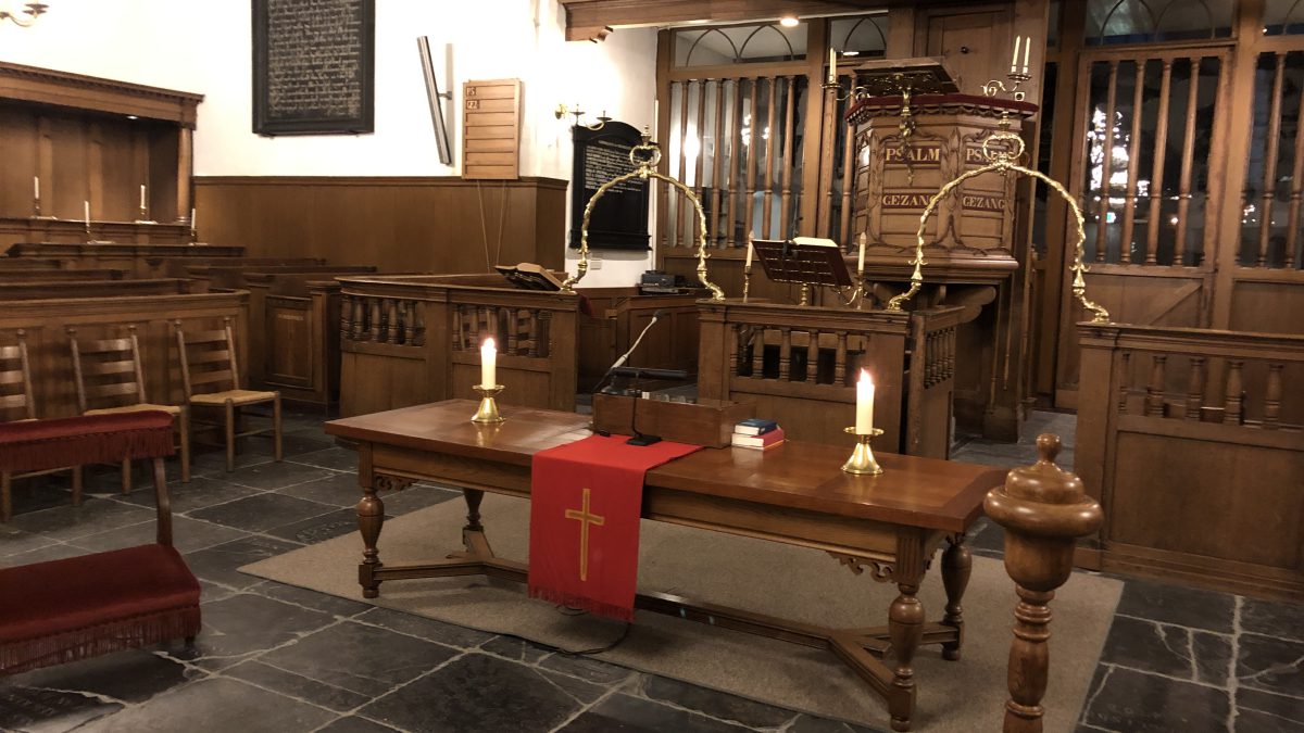 Liturgisch centrum Pieterskerk kleur rood